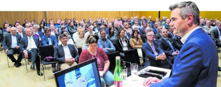 240 Besucher hörten den Ausführungen von CEO und Inhaber der Zima Unternehmensgruppe Alexander Nußbaumer bei „Unternehmer sein heute“ aufmerksam zu. Fotos: VN/HofmeisteR