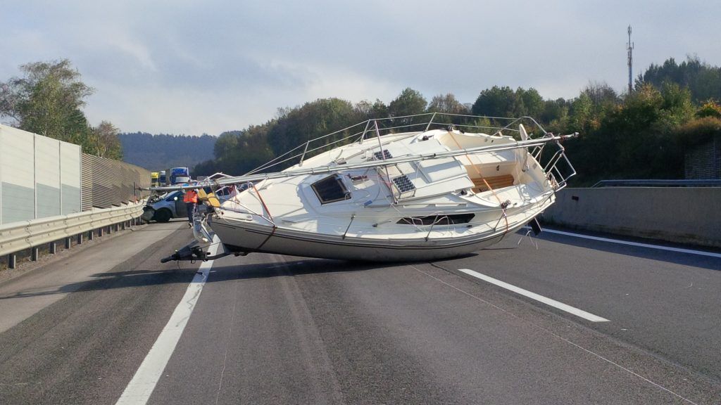 Ein Segelboot auf der Autobahn