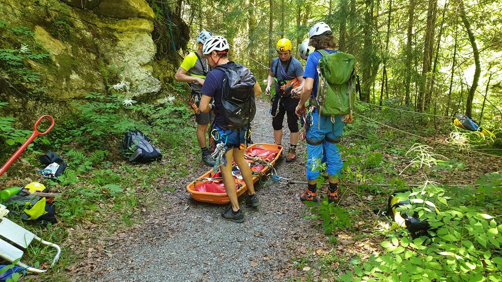 Laterns: Radlerin stürzt  im Wald 30 Meter ab