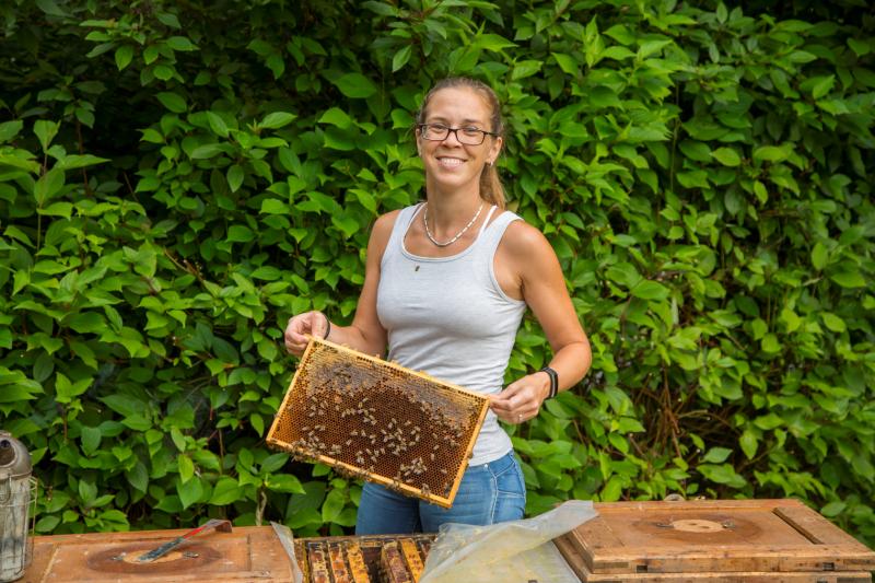 Bienenfleißige Imkerin