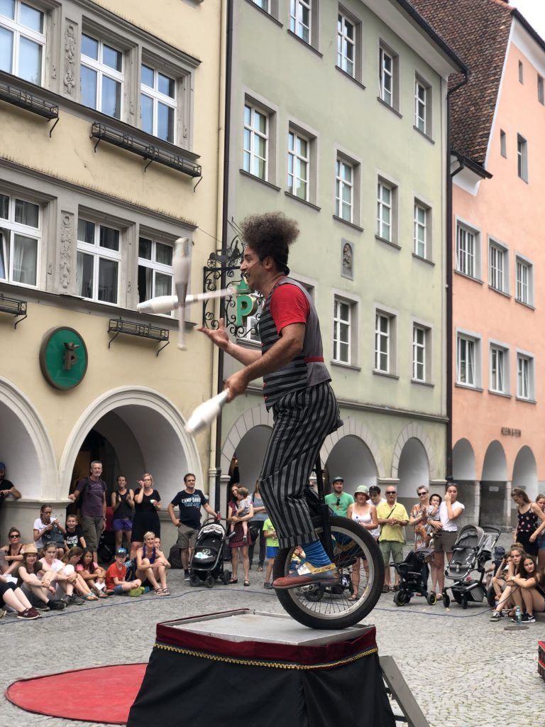 Einradfahren und Jonglieren gehört zu den klassischen Fähigkeiten vieler Straßenkünstler. VN/Schweigkofler