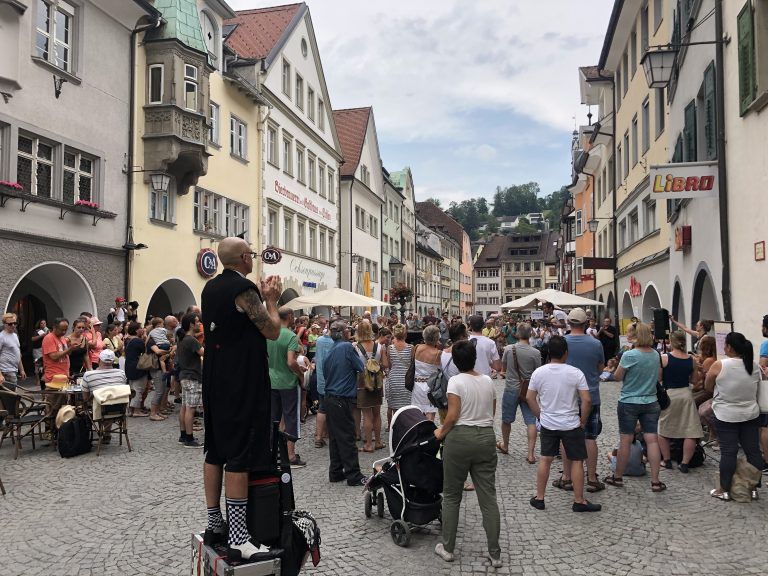 Auch das ist das Gauklerfestival in Feldkirch - vor dem Auftritt schaut sich einer der Gaukler die Show eines Kollegen an. VN/Schweigkofler