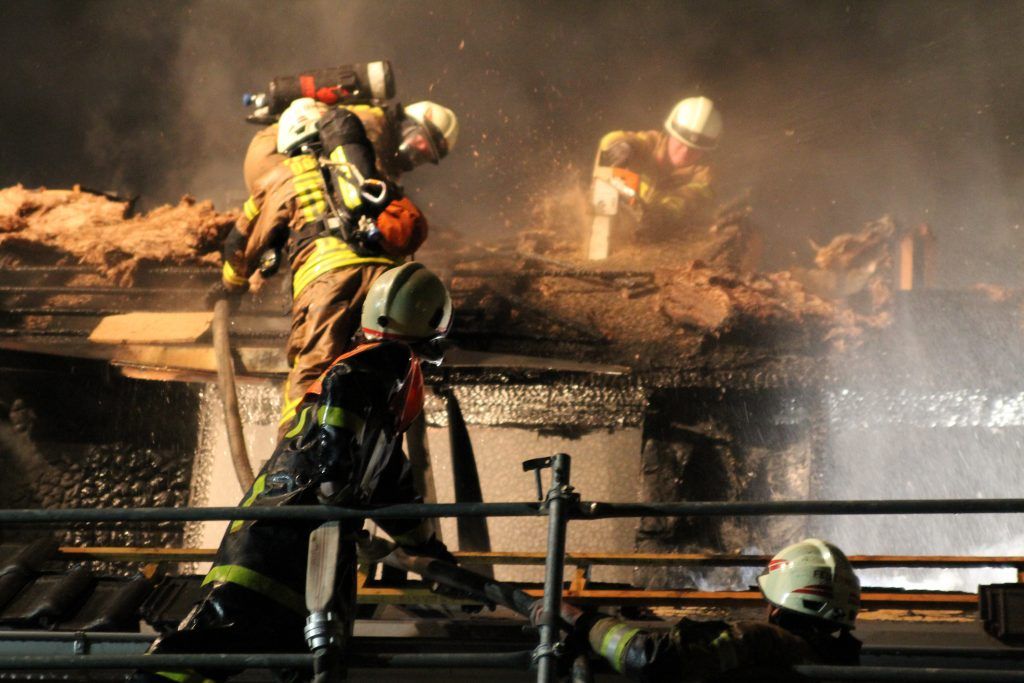 Feuer am Dach sicherer bekämpfen