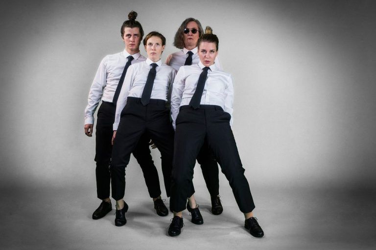 Aktuelle politische Fragen werden in eine performative, theatrale Kunstform versetzt. aktionstheater