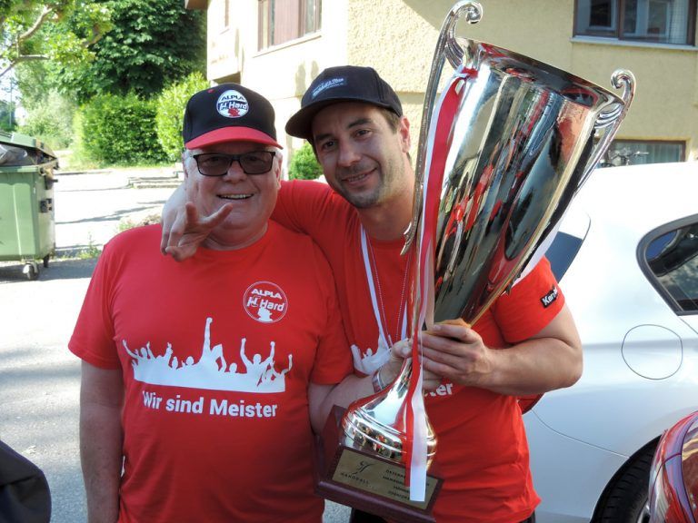 Alex Knauth mit Sohn Michael nach dessen elftem HLA-Titelgewinn. Verein