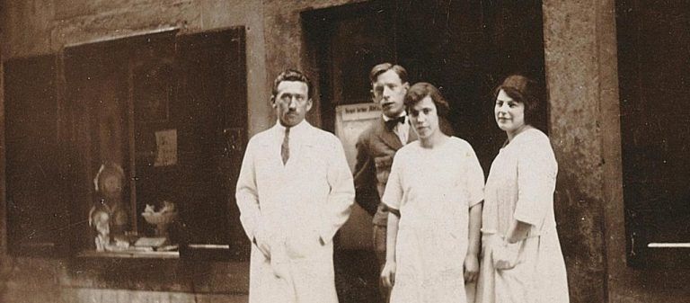 Alfons Loacker mit Mitarbeitern vor der Urzelle des Unternehmens in Bozen. Foto:LAG