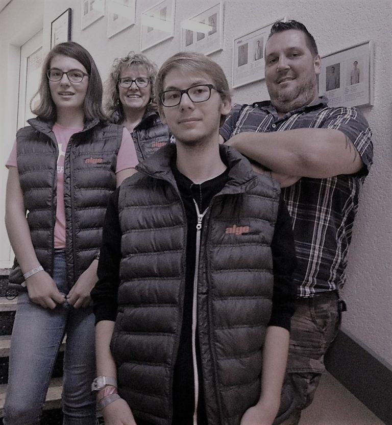 Alge Electronic Die Lehrlingsausbildner Anja Jung und Dominik Sprung kümmern sich um die neuen Lehrlinge Fabienne Kaufmann (Lehrberuf Bürokauffrau) und Kai Lange (Lehrberuf Elektroniker), die im Lustenauer Betrieb ihre Ausbildung absolvieren.