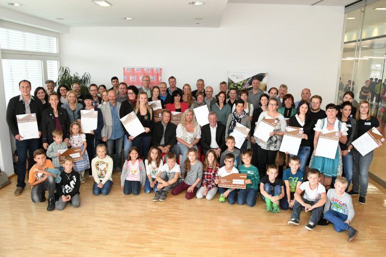 Alle 23 Tierschutzpreisträger 2017 mit Initiatorin Verena Daum (VN), Landesveterinär Dr. Norbert Greber, Landesrat Erich Schwärzler und Reinhard Seeber (Kleintierzuchtverband) auf einen Blick. VN/Lerch