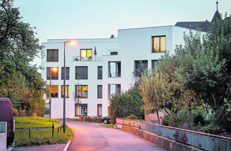 Alle Fenster der zwei neuen Stadthäuser sind gleich groß, quadratisch, aus Holz und innen bündig in die 45 Zentimeter dicken Ziegelwände eingesetzt, was die weiß verputzten Fassaden dreidimensional modelliert.