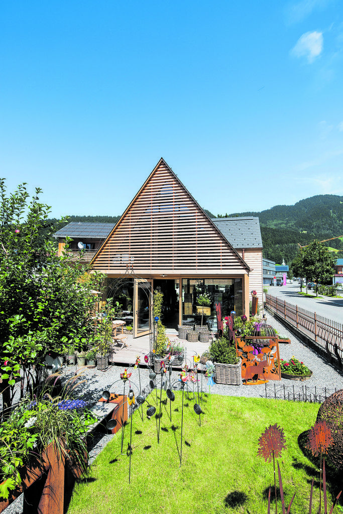 Alle Situationen könnten auch zu einem Privathaus gehören: Vor den Längsgiebel, der zur platzabgewandten Seite zeigt, haben Innauer-Matt Architekten eine hölzerne Terrasse gelegt.
