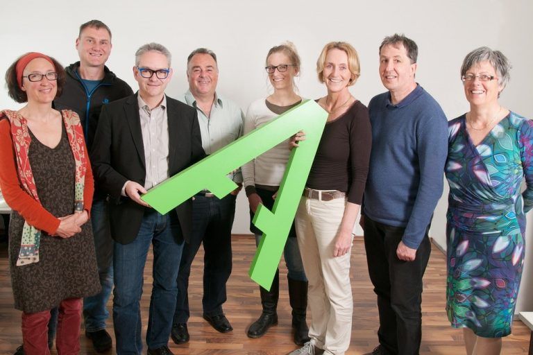 Allmenda-Vorstand Gernot Jochum-Müller (3. v. l.) mit dem engagierten Allmenda-Social-Business-Team.Foto: allmenda