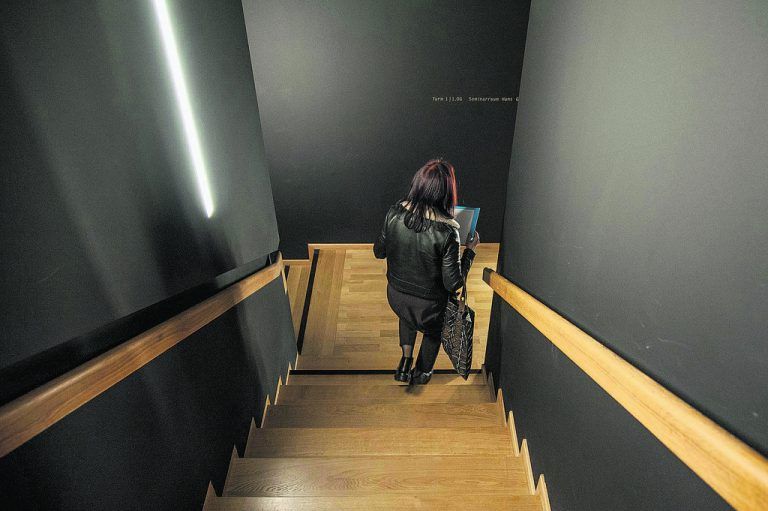 Als schwarze Höhle ist das im neuen Zubau untergebrachte Stiegenhaus angelegt. Erhellt von in die Seitenwände eingelassenen Lichtbändern.