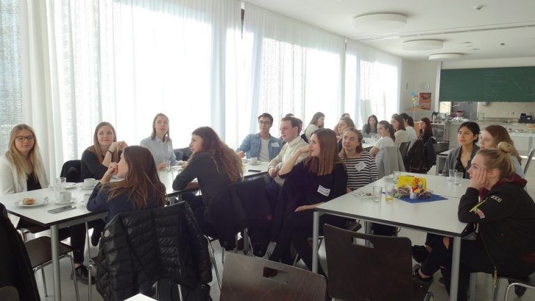 Alumni Frühstück
            
              Katharina Amann 
            Einen Überblick über die Studienrichtungen zu bekommen, ist eine große Herausforderung geworden. Katharina Amann organisierte eine Plattform – ein Alumni Frühstück –, bei der sich Maturanten mit Studierenden ungezwungen über Studienrichtungen und Erfahrungen austauschen konnten.
