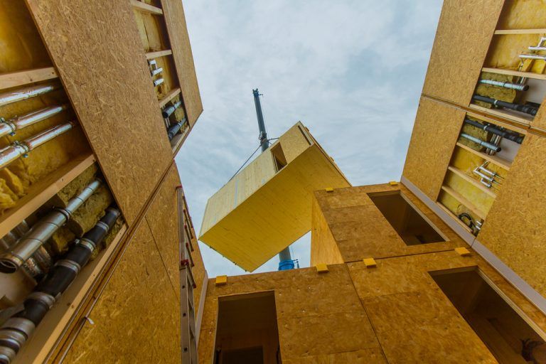 Am Dienstag wurden die letzten Module in Mäder zusammengebaut. Foto: VN/Paulitsch