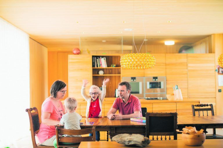 Am großen Esstisch ist auch gut spielen. Er steht in der lichtdurchfluteten Zone zwischen dem eher öffentlichem und dem privaten Teil des Hauses.