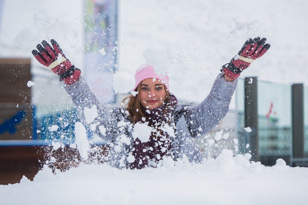 Flockenwirbel durch Schneekanonen