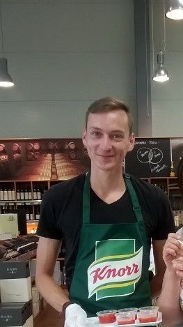 Am Jugendprojektwettbewerb gefällt mir in erster Linie, dass Jugendlichen die Möglichkeit geboten wird, sich und ihre Arbeit zu präsentieren und sie dadurch die Anerkennung, die ihnen zusteht, bekommen. Des Weiteren werden dadurch mit Sicherheit auch andere junge Menschen dazu animiert, ein Projekt zu starten oder sich einem Projekt anzuschließen. Joe Buchner, 23 Jahre (Jury)