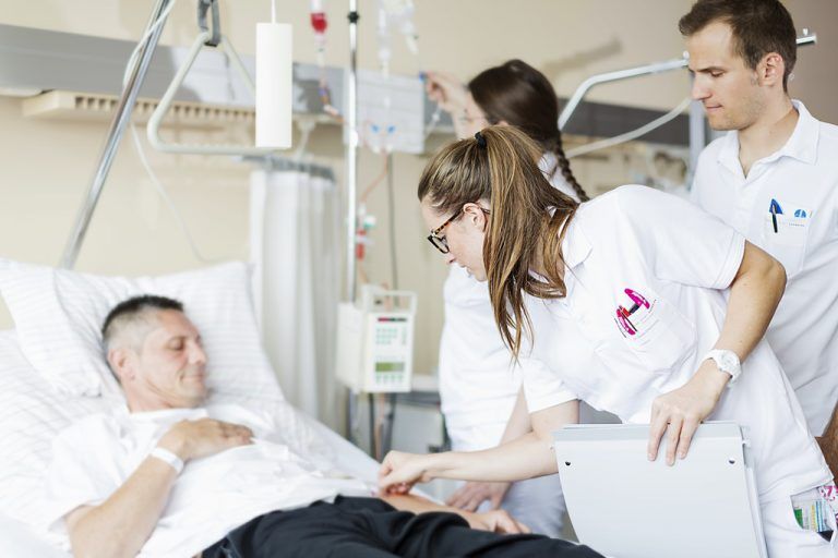 Am Krankenbett braucht es ein besonders gefühlvolles Zusammenspiel von Ärzten und Pflegepersonal. Foto: kh dornbirn
