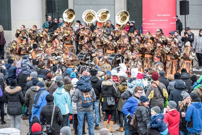 Am Samstag wird es in Dornbirn wieder bunt, laut und schräg. Guggamusiken aus Nah und Fern verwandeln Dornbirn in eine Hochburg der guten Laune. VERANSTALTER MONSTERKONZERT