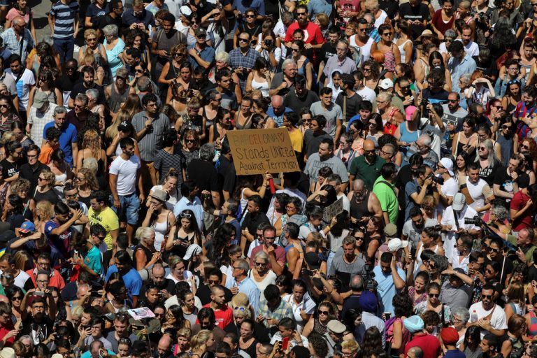 Am Tag nach dem Anschlag kamen auf den Las Ramblas in Barcelona Tausende Menschen zusammen, um Einigkeit gegen den Terrorismus zu demonstrieren. Foto: reuters