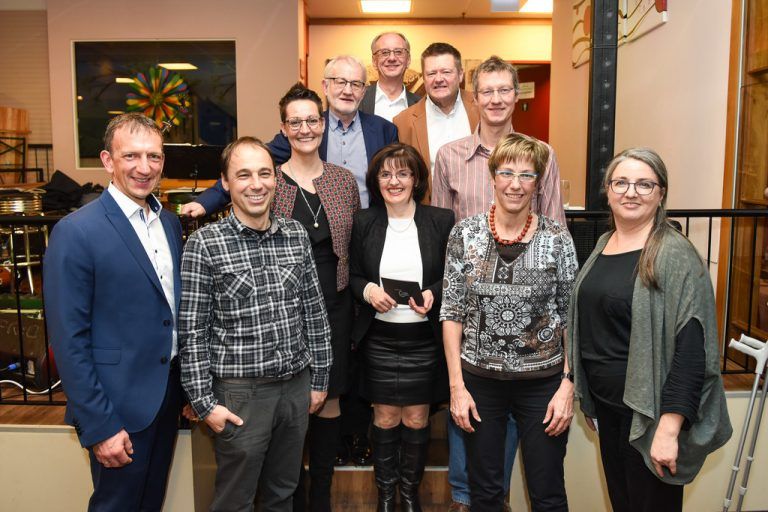 AMS Bernhard Bereuter und Kurt Götz bedankten sich bei Herbert Gießauf (25 Jahre), Brigitte Tuttner (25), Monika Sinn (40), Gudrun Arming (25), Elisabeth Ender (25), Erich Gstrein (40), Dietmar Müller (40) und Martin Ritsch (25) für ihre Treue.