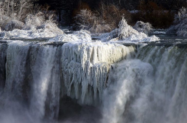 An den Niagarafällen wird die derzeit herrschende Eiseskälte optisch sichtbar. AP