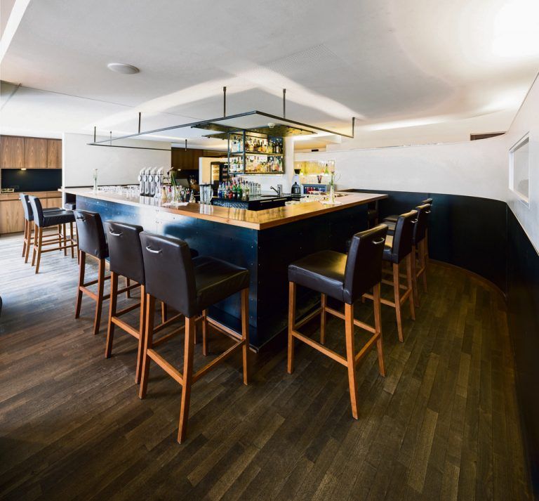 An der Bar der „Traube“ sind Einheimische, die auf ein Feierabendbier vorbeikommen, genauso gern gesehen wie die Hotelgäste aus aller Herren Länder.