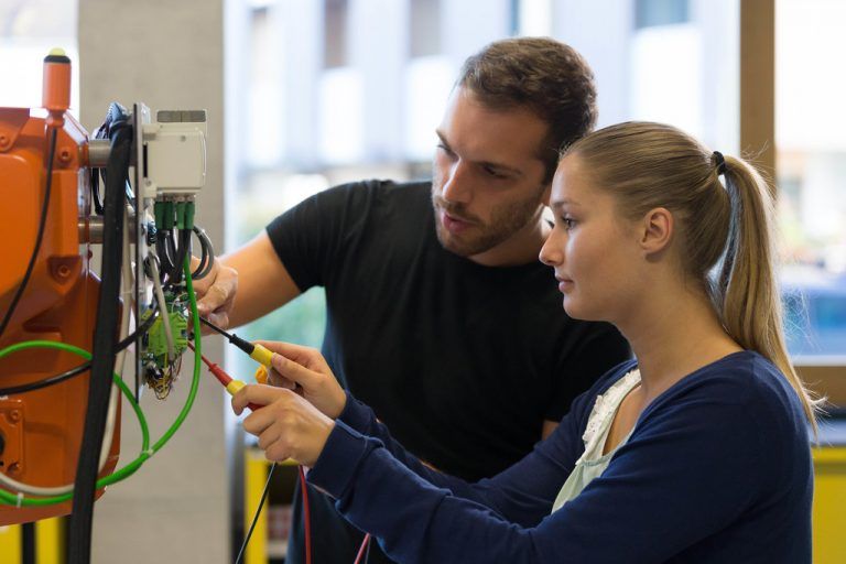 An der Fachhochschule Vorarlberg wird das duale Bachelorstudium Elektrotechnik Dual angeboten. Hannes Thalmann