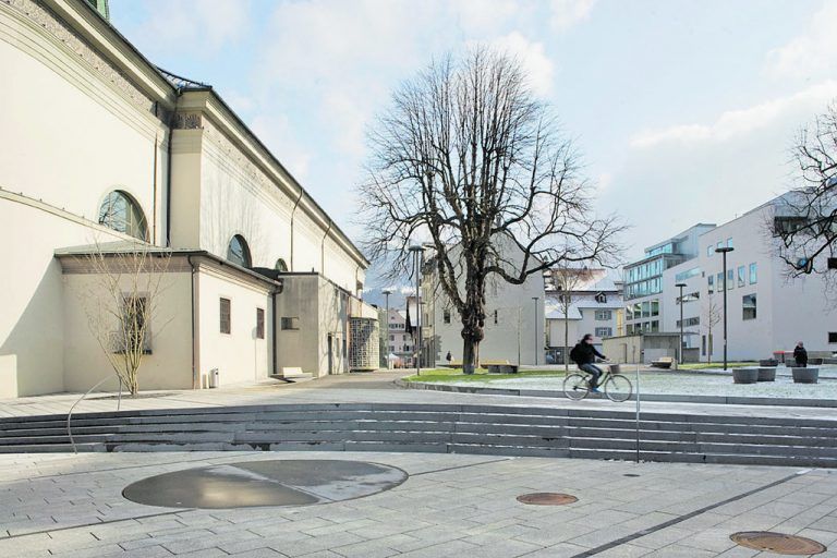 AN DER SONNE und am Wasser: Mit leichtem Schwung entlang der barrierefreien Rampen angeordnet dient die Treppe am neuen Forum an der Schulgasse – wenn das Wetter passt – auch als Tribüne.