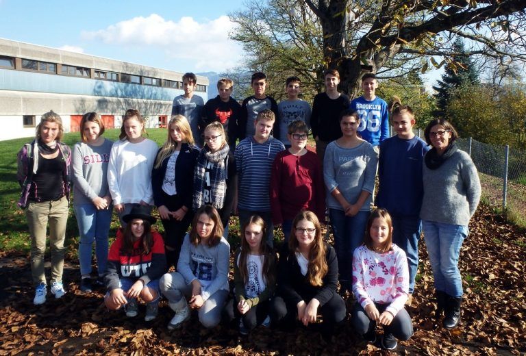 Analytiker-Team: Die 3b-Klasse der MS Mittelweiherburg Hard mit Klassenvorstand Andrea Böhler (rechts) und Projektleiterin Anja Seidl (links).