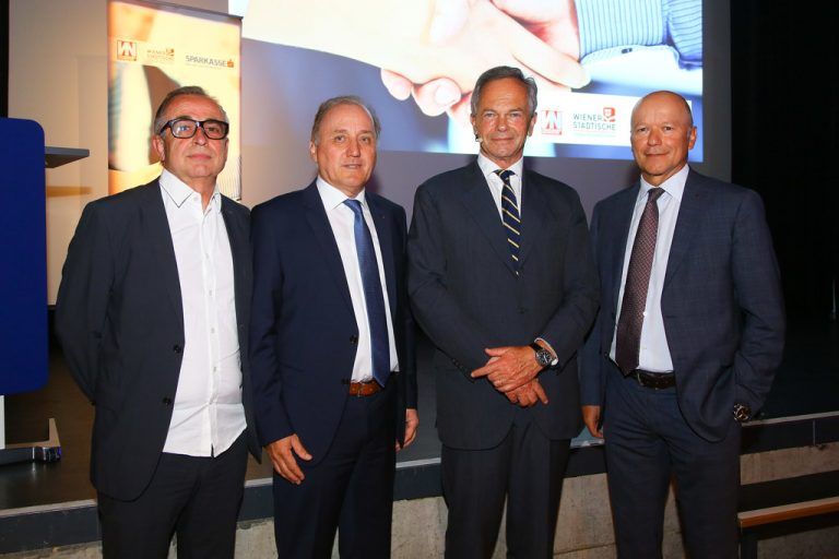 Andreas Treichl (2. v. r.) mit Gerard Hann (Russmedia), Burkhard Berchtel (Wiener Städtische), Christian Ertl (Sparkasse Bludenz, v. l.).