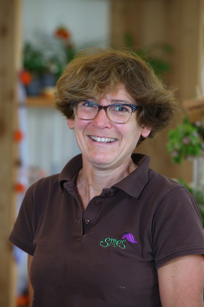 Angelika Huber,
Küche
Ich arbeite hier seit einem Jahr in Teilzeit und zwar in der Cafeteria. Kuchenbacken und Frühstück zubereiten liegen mir besonders.