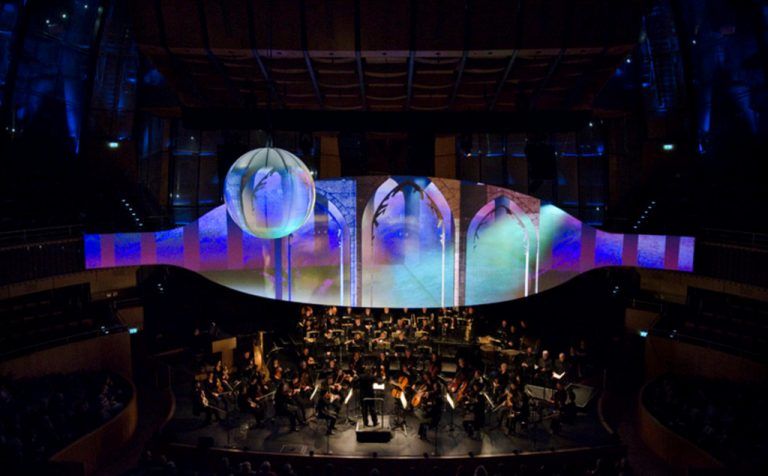 Anlässlich des 200. Geburtstags von Robert Schumann interpretierte und gestaltete Johannes Deutsch in der Tonhalle Düsseldorf im November 2010 das Werk Manfred neu und ergänzte Byrons Text und Schumanns Musik (1848) durch einen visuellen Bilderstrom zu einem Mediengesamtkunstwerk.foto: Johannes Deutsch/Susanne Diesner-Tonhalle Düsseldorf