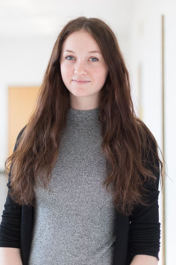 Anna Eisenheld
            Die Choreographien zu den unterschiedlichen Musik­abschnitten waren sehr eindrucksvoll. Was mir sehr gut gefallen hat war, dass die Tänzer der Gruppe teils vorher schon Tanzerfahrung hatten und teils gar nicht, und die Gruppe trotzdem sehr harmonievoll miteinander getanzt hat und umgegangen ist.