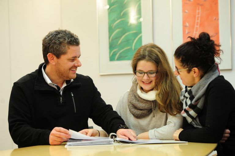 Anna-Maria und ihre Eltern Claudia und Hannes Hermann beim Talente-Check. BIFO