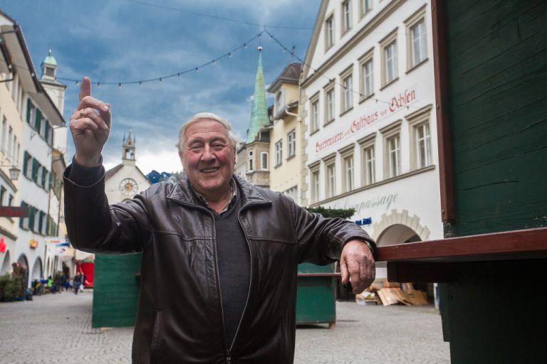 Anton Zimmermann hat die Lichterketten in der Marktgasse bereits montiert. Heute, Freitag, wird die Beleuchtung illuminiert. VN/Steurer