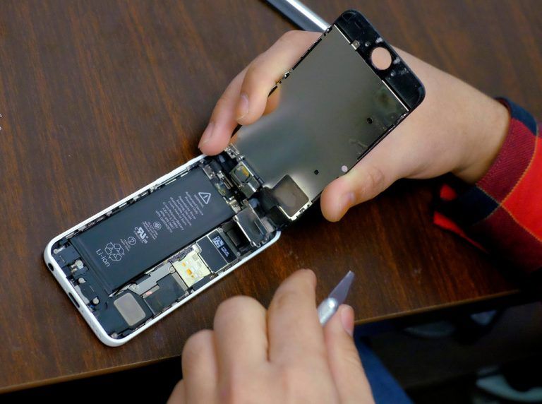 Apple kündigt an, dass Batteriewechsel außerhalb der Garantie günstiger wird. reuters
