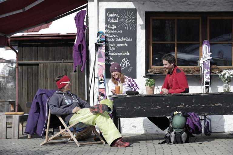 Après-Ski mal andersDie Walser lassen einen Tag in den Bergen am liebsten mit einem gemütlichen Beisammensein ausklingen. Hütten und Cafés sind beliebte Treffpunkte für Gäste und Einheimische.