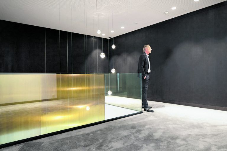 Architekt Michael Ohneberg be­ruhigte das Erscheinungsbild im Innern durch die Verwendung von wenigen, dafür wertigen Materialien.