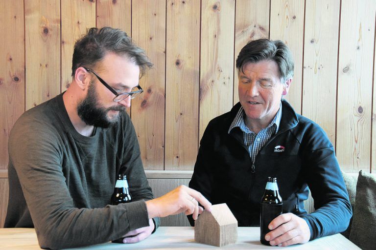 Architekt Sven Matt und der derzeitige Obmann der Agrargemeinschaft Wirmboden, Karlheinz Gasser, erörtern Vorzüge einfachen Bauens.