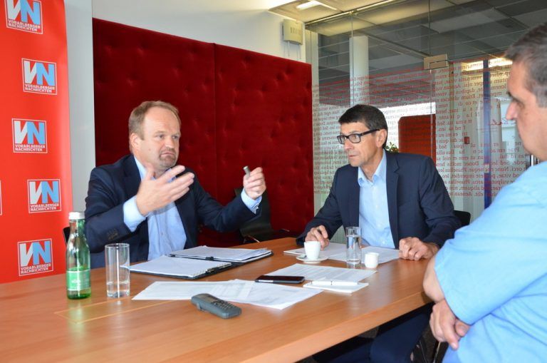 Armin Rupp und Peter Kopf: „Vorbeugen muss man schon früher mit fundiertem Finanzunterricht an den Schulen.“ Foto: VN/Ger