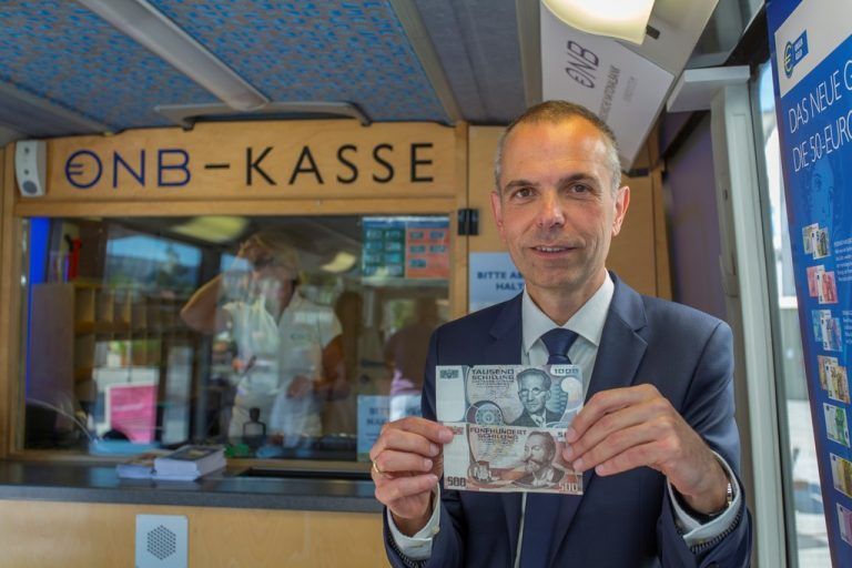 Armin Schneider mit den Schilling-Banknoten, die nur noch bis 20. April 2018 umgetauscht werden können.