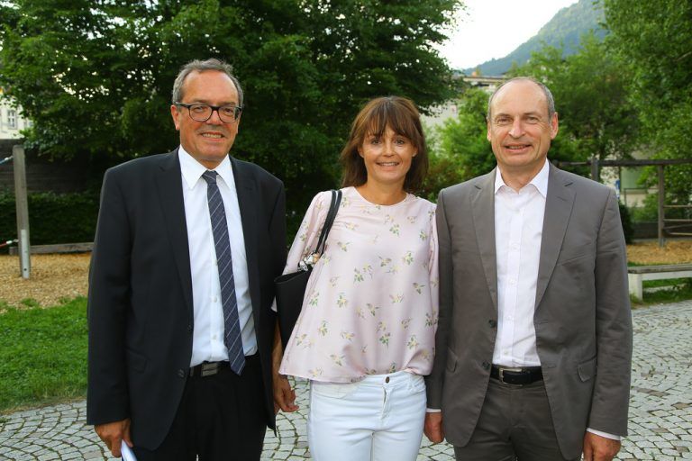Arno Sprenger (Sparkasse) mit Eva und Michael Gambs (v. l.).