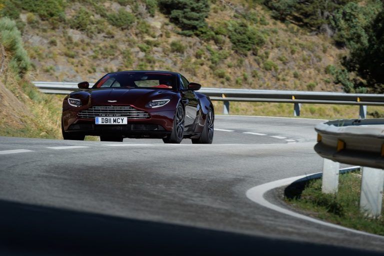 Aston Martin erweitert im Herbst das Motorenangebot des DB11 um eine V8-Variante. Bisher war das 2+2-sitzige Sportcoupé ausschließlich mit einem V12-Motor mit 608 PS zu haben. Das neue BiTurbo-Aggregat, das von AMG stammt, leistet mit 510 PS zwar deutlich weniger. Da der Sportler allerdings deutlich leichter ist (115 Kilogramm), gibt es Vorteile beim Handling.