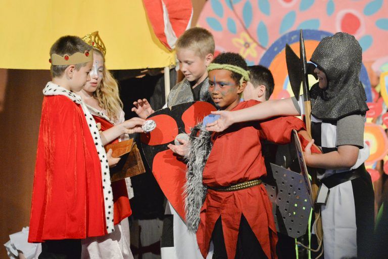 Auch beim Theaterspielen beweisen Schulkinder ihre große Begeisterungsfähigkeit.