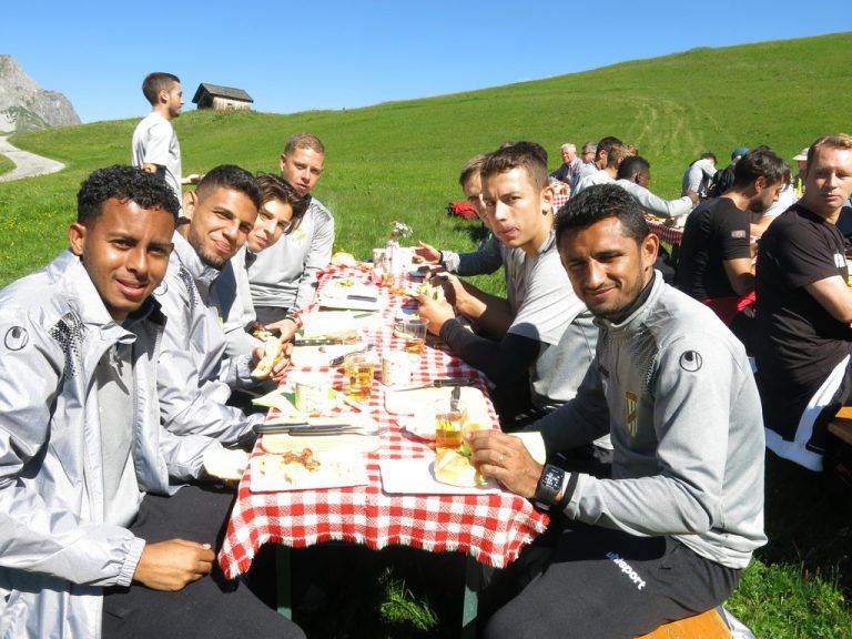 Auch der Brasilo-Fraktion schmeckte das Frühstück in den Bergen rund um Lech (l.). Präsident Hubert Nagel erkundigte sich bei Jodel Dossou über das Kraftstoff-Bike, das ab sofort käuflich erwerbbar ist. Fotos: Steurer