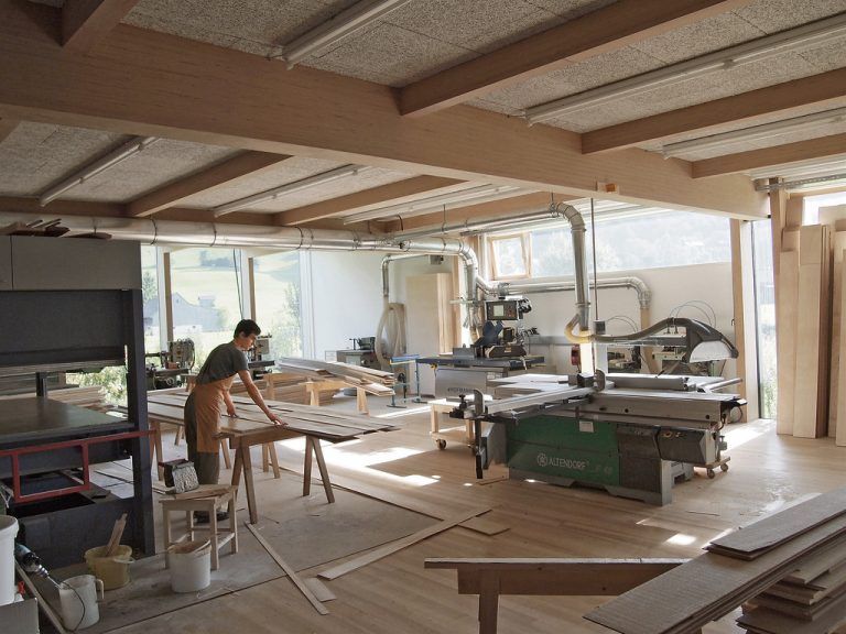 Auch die Geschoßdecke ist in das Sprengwerk der Dachkonstruktion einge-bunden. Neue und alte Werkstatt gehen schwellenlos ineinander über und bilden eine durchgängig nutzbare Arbeitsfläche.