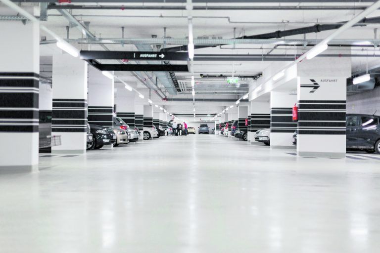Auch die Tiefgarage wurde gestaltet: Das Thema der Schichtung der Fassade – die von Schneeschichtungen inspiriert ist – findet sich hier gleichermaßen umgekehrt in den horizontalen Linien auf den Pfeilern wieder.