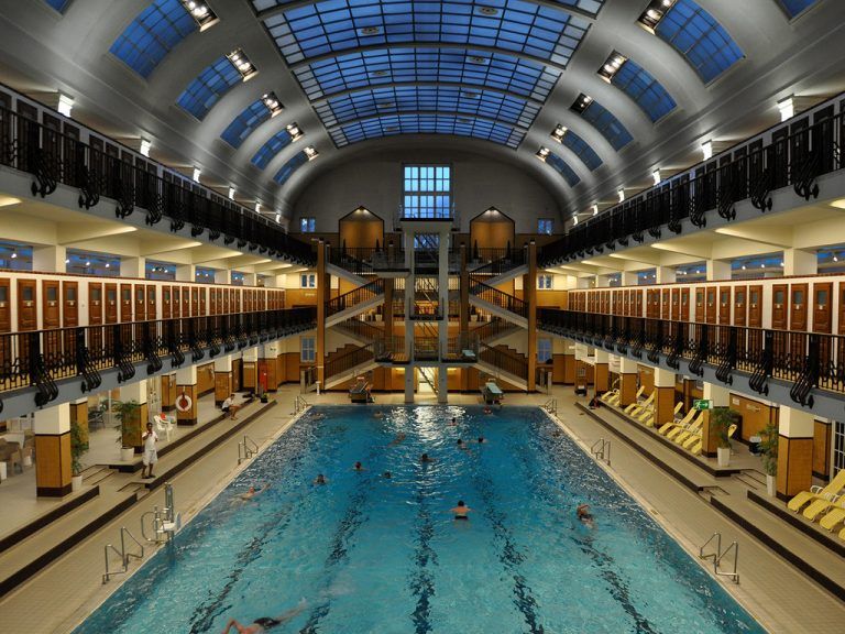 Auch ins Amalienbad kommt man nur nach Überwindung des neuen Kassensystems.SW