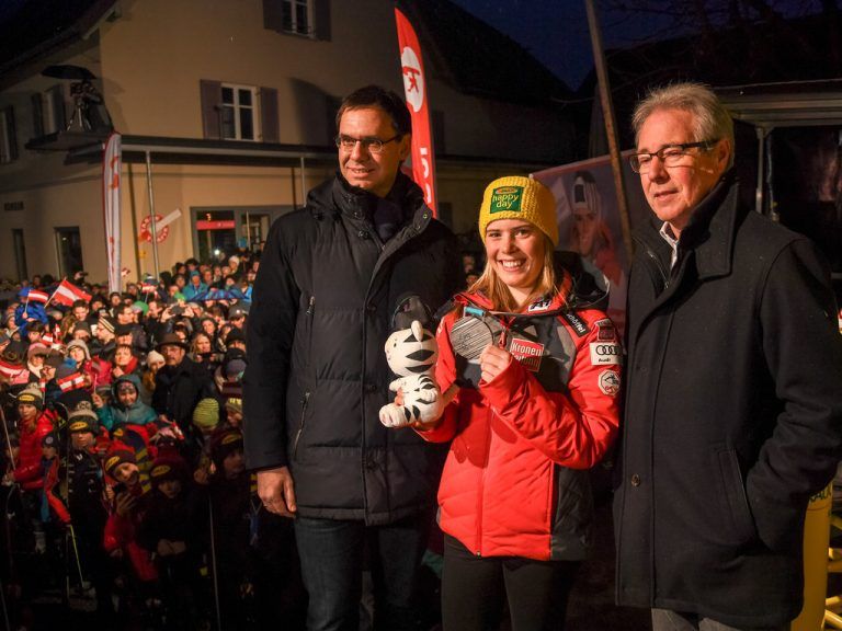 Auch Landeshauptmann Markus Wallner (l.) und der Göfner Bürgermeister Helmut Lampert machten der Silbermedaillen-Gewinnerin ihre Aufwartung.